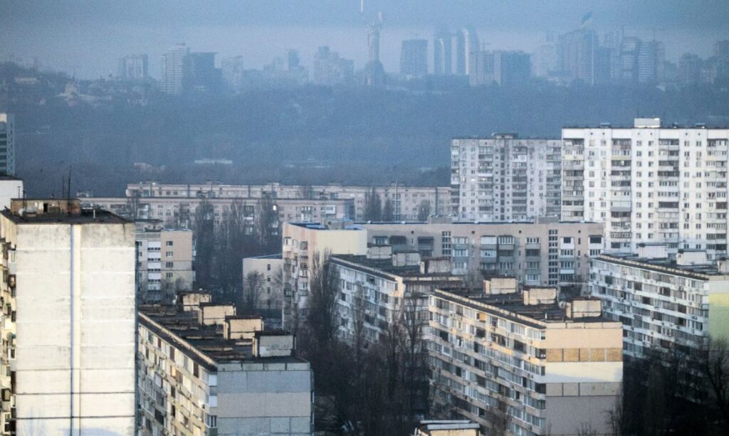 A capital da Ucrânia, Kiev, proibiu eventos públicos nesta semana, para comemorar a independência do regime soviético dominado pela Rússia. Sua segunda maior cidade, Kharkiiv, declarou toque de recolher devido à maior ameaça de ataque russo, de acordo com autoridades locais. A Ucrânia disse que a Rússia disparou foguetes contra várias cidades do Sul, ao norte e oeste da maior usina nuclear da Europa - Zaporizhia -, capturada por forças russas logo após invadirem a Ucrânia em fevereiro. Os disparos de artilharia e foguetes na região do complexo do reator nuclear, margem sul do Rio Dnipro, ocupada pelos russos, têm provocado temores de um desastre nuclear e levado a pedidos de desmilitarização da área. A Rússia lançou o que chama de "operação militar especial"em 24 de fevereiro, para desmilitarizar o país vizinhos e proteger as comunidades de língua russa. A Ucrânia e seus apoiadores ocidentais acusam Moscou de travar uma guerra de conquista ao estilo imperial. O presidente ucraniano, Volodymyr Zelenskiy, alertou, no fim de semana, sobre o risco de ataques mais severos antes do 31º aniversário, na quarta-feira (24), da independência ucraniana do regime soviético dominado pela Rússia. Autoridades locais em Kiev proibiram grandes eventos públicos, comícios e outras atividades, de segunda a quinta-feira, devido à possibilidade de ataques com foguetes, de acordo com documento publicado pela administração militar de Kiev e assinado por seu chefe Mykola Zhyrnov. Ihor Terekhov, prefeito de Kharkiv, no Nordeste, que está sob bombardeio russo frequente de longo alcance, estendeu o toque de recolher noturno, estabelendo o horário das 16h às 7h, de terça a quinta-feira. Na cidade portuária de Mykolaiv, perto do território ocupado pela Rússia ao Sul, o governador regional Vitaly Kim disse que as autoridades estão preparando ordem de precaução, para que os moradores trabalhem em casa na terça e quarta-feira, e não se reúnam em grandes grupos. Zelenskiy, em sua live diária, afirmou que Moscou poderá tentar "algo particularmente feio" no período que antecede a quarta-feira, que também marca seis meses da invasão russa. Ele disse que discutiu "todas as ameaças" com seu colega francês, Emmanuel Macron, e que a mensagem também foi enviada a outros líderes, incluindo o presidente turco, Tayyip Erdogan, e o secretário-geral da ONU, António Guterres. "Todos os parceiros da Ucrânia foram informados sobre o que o Estado terrorista pode preparar para esta semana", declarou Zelenskiy.