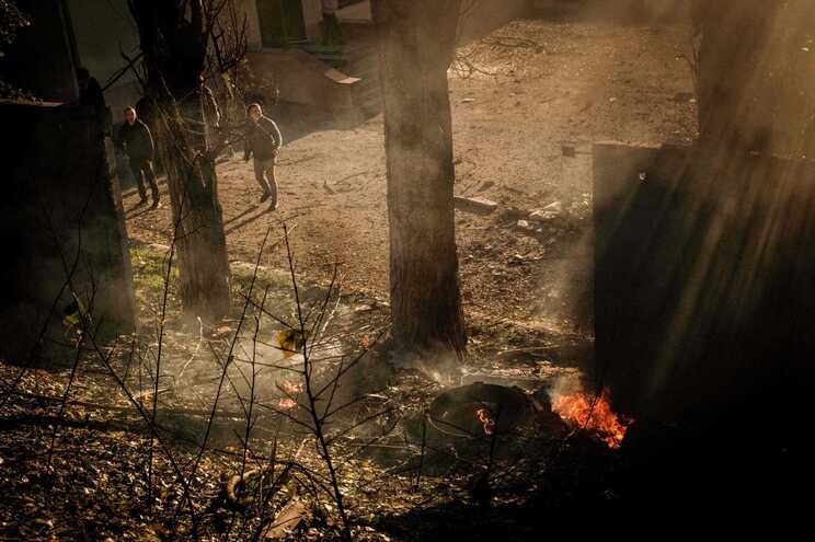 Polícias verificam estragos causados por um ataque com drone no distrito de Shevchenkiv, em Kiev Foto: Yasuyoshi CHIBA / AFP