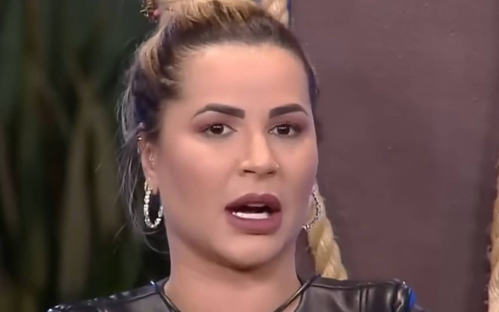 Após ser informada a respeito do estado de saúde de sua mãe Deolane Bezerra abandona reality show