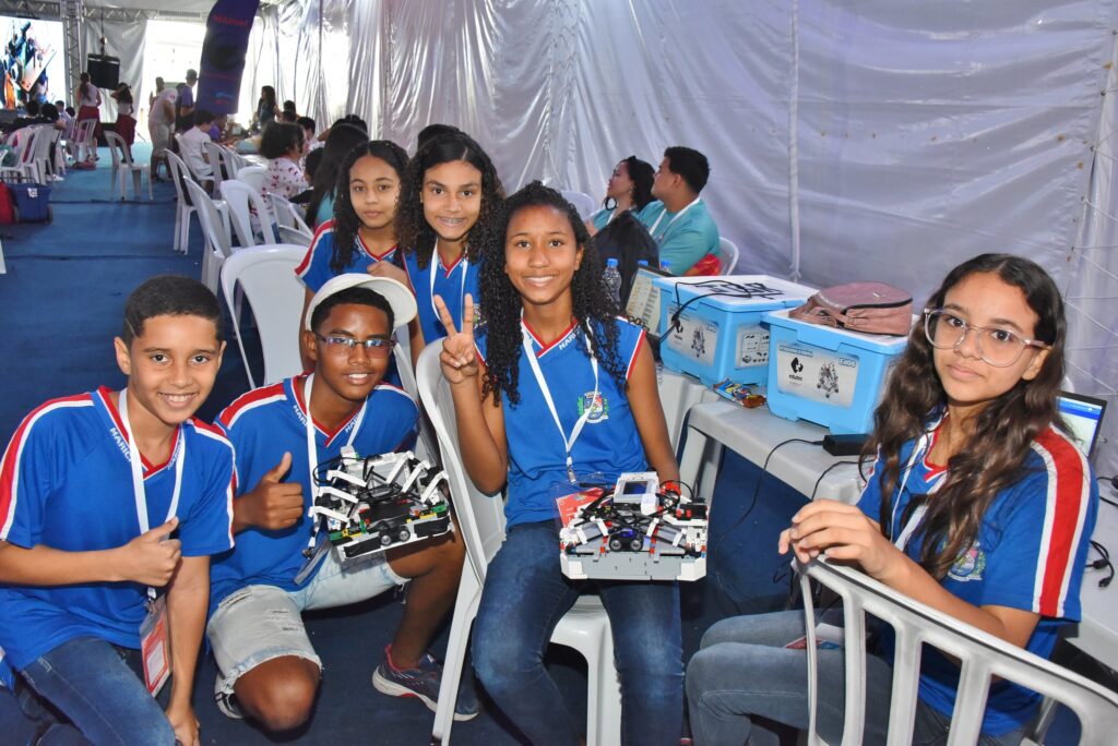 competidores da olimpíada brasileira de robótica em maricá