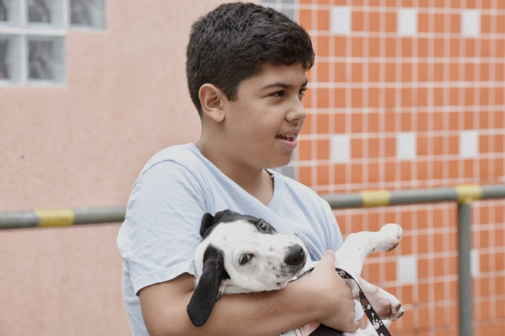 jovem feliz adotando um cachorro