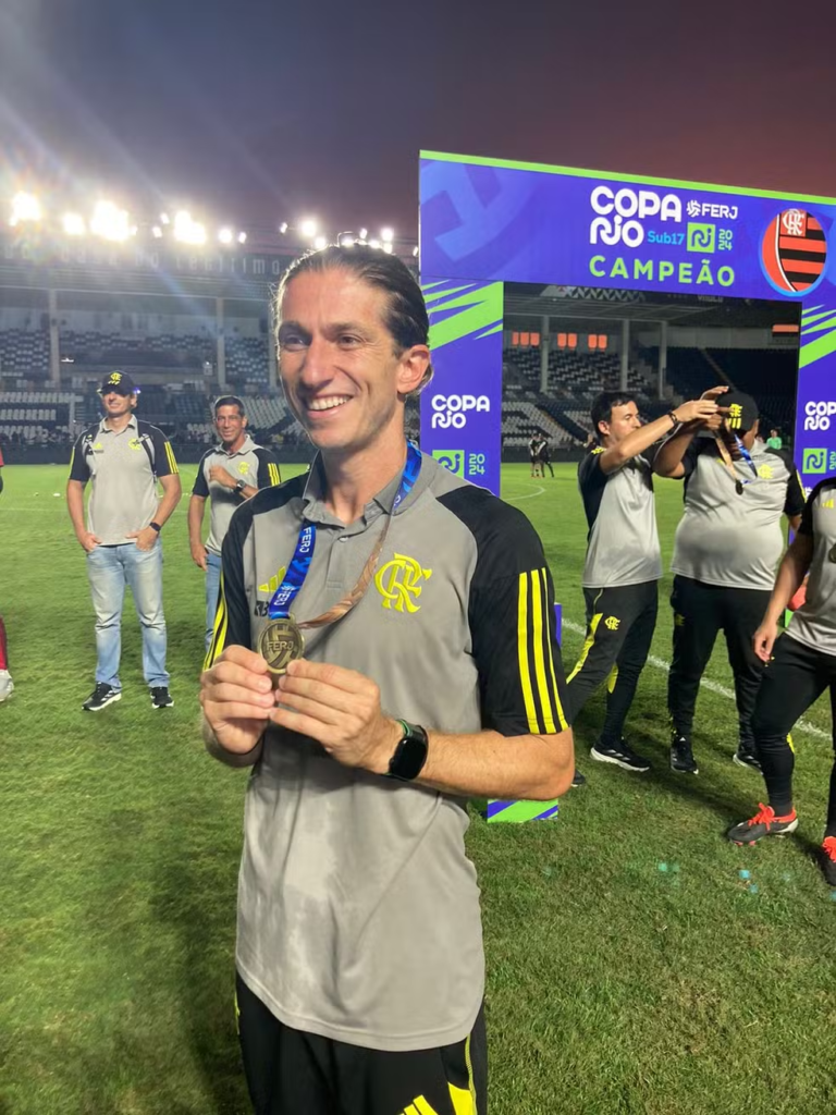 Filipe Luís com a medalha de campeão pelo Flamengo Sub-17