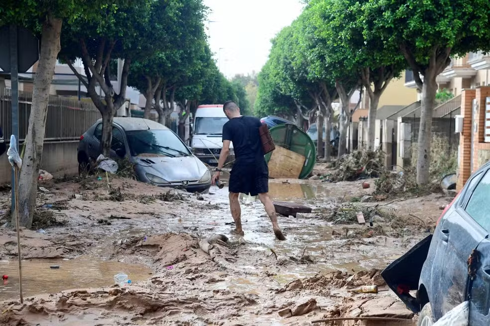 Enchente em Valência deixa 64 mortos