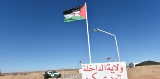 (Arquivo) Bandeira do Saara Ocidental tremula em posto de controle fora do campo de refugiados de Dakhla, a cerca de 170 km da cidade argelina de Tindouf - AFP