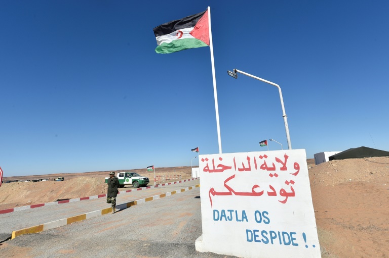 (Arquivo) Bandeira do Saara Ocidental tremula em posto de controle fora do campo de refugiados de Dakhla, a cerca de 170 km da cidade argelina de Tindouf - AFP