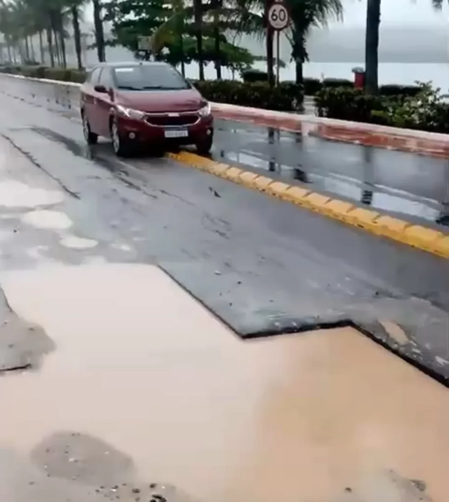 Crateras na Avenida Ivan Mundin devido à obra do emissário submarino em Maricá