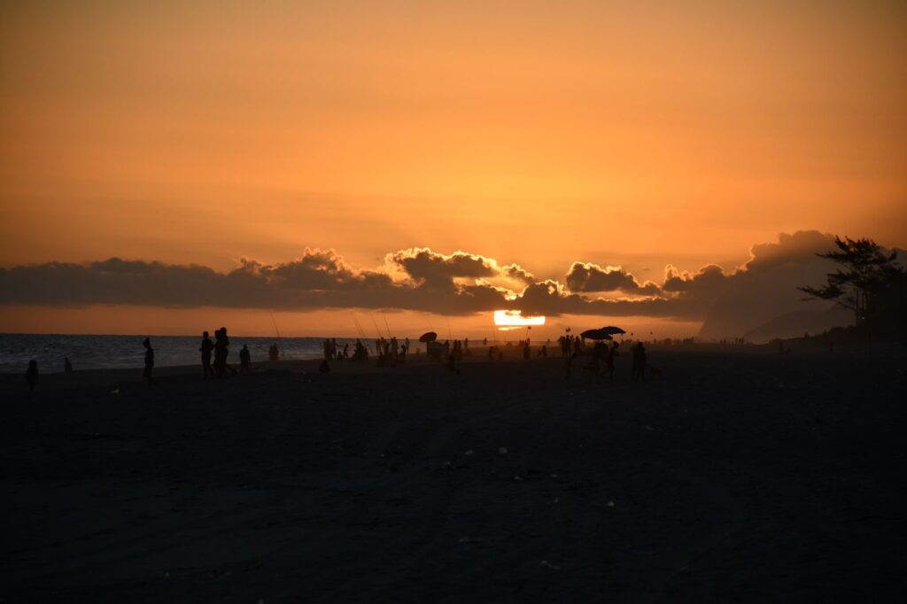 Por do sol na praia, Barra de Maricá. Foto: Sara Celestino.