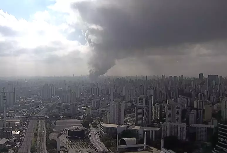 Incêndio em shopping no Brás