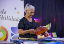 Idosa de 90 anos lendo um livro na flim 2024, programa Sim Eu Posso