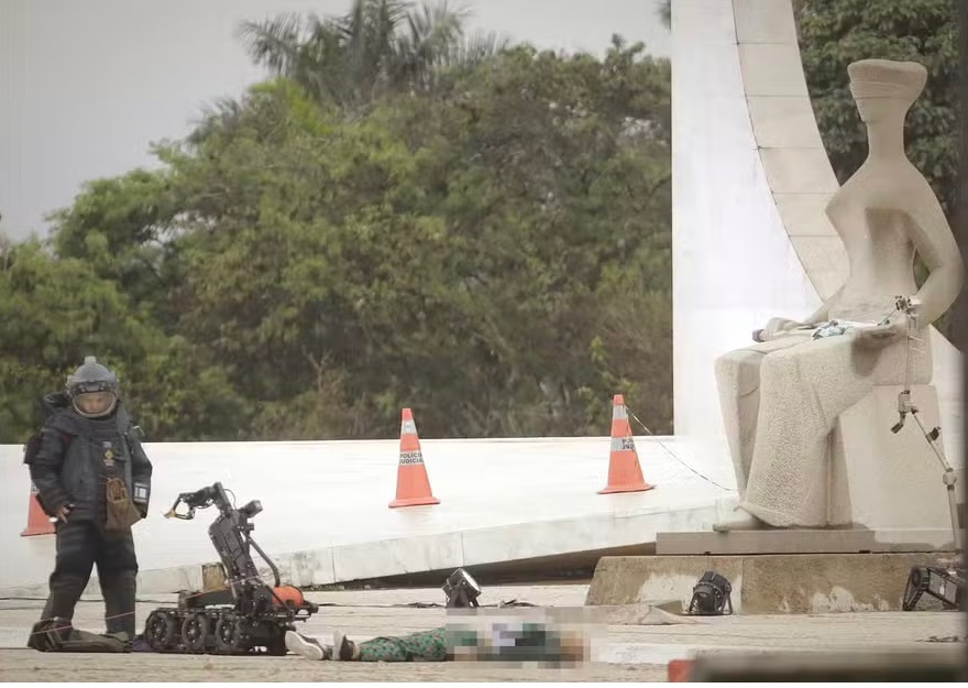 Homem morto identificado como Francisco Wanderley Luiz, explode bombas em frente a estátua do Supremo Tribunal Federal. Militares fazem perícia e varredura próximo ao corpo, em frente ao STF. — Foto: Cristiano Mariz / Agência O Globo